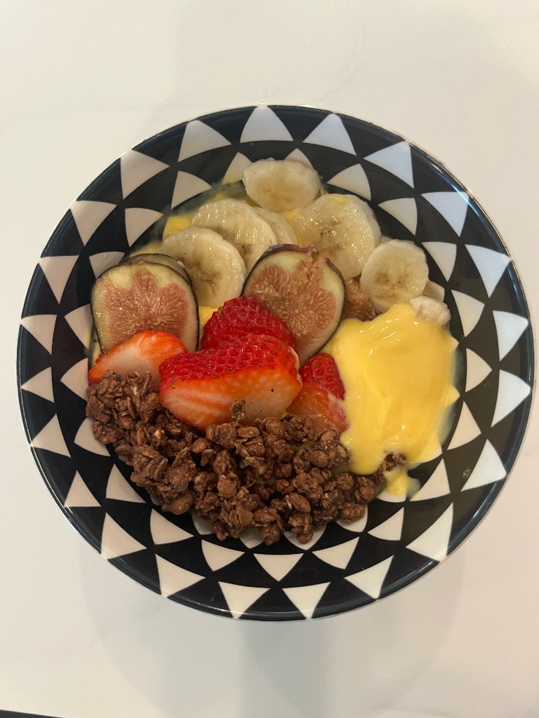 Mango protein smoothie bowl — click to watch video